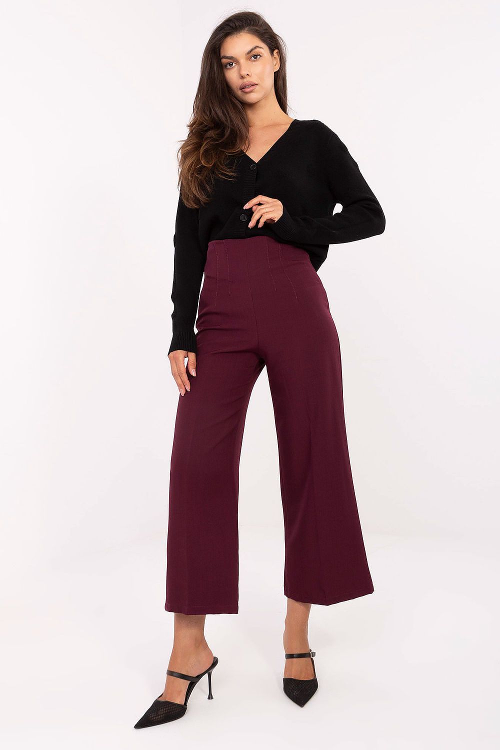 Elegant high-waisted women’s culottes in black by Rue Paris, showcasing a minimalist design and wide-leg silhouette, perfect for luxurious everyday wear.