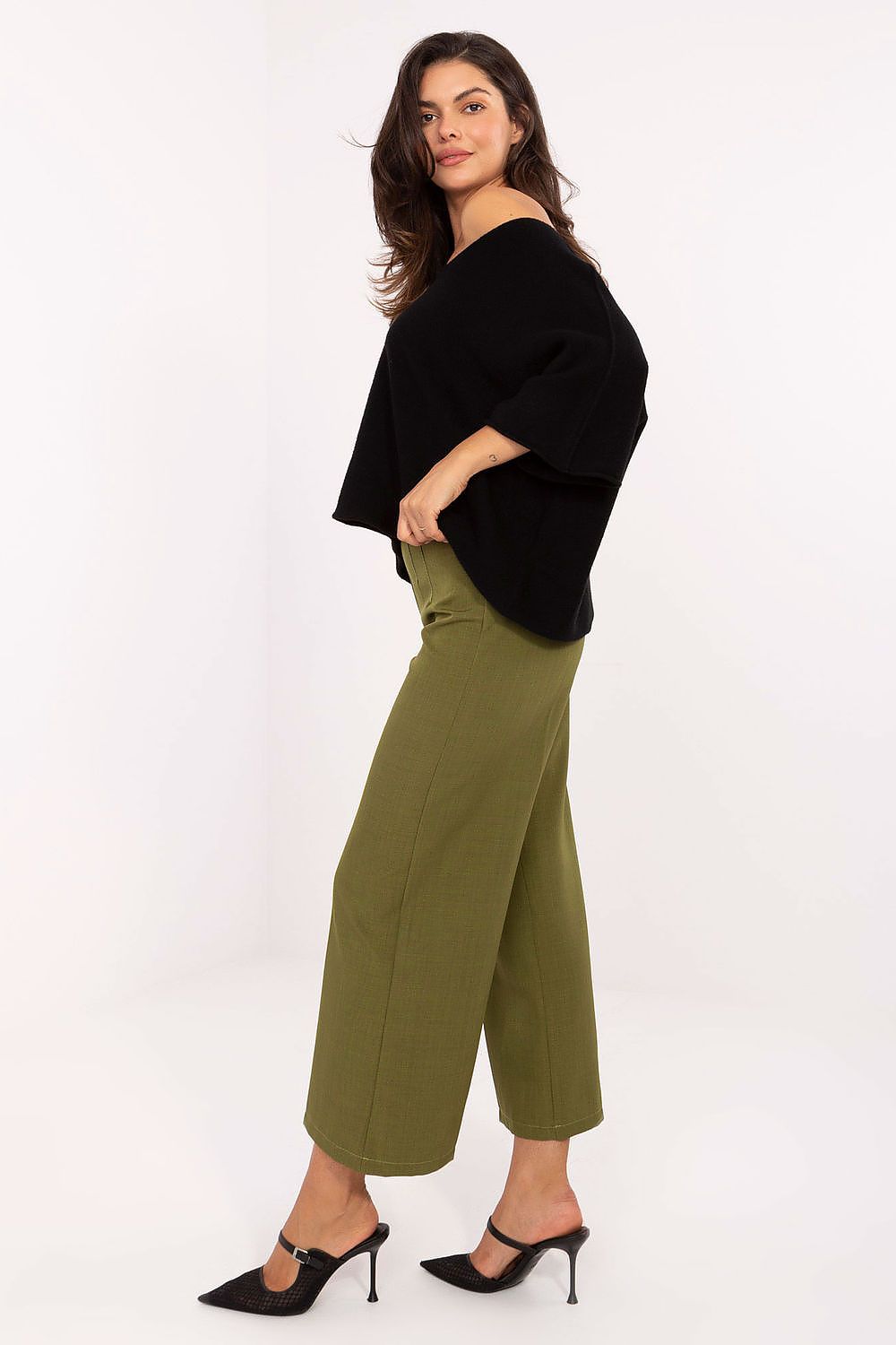 Stylish wide-leg silhouette of high-waisted culottes by Rue Paris, designed for a flattering fit and modern aesthetics.