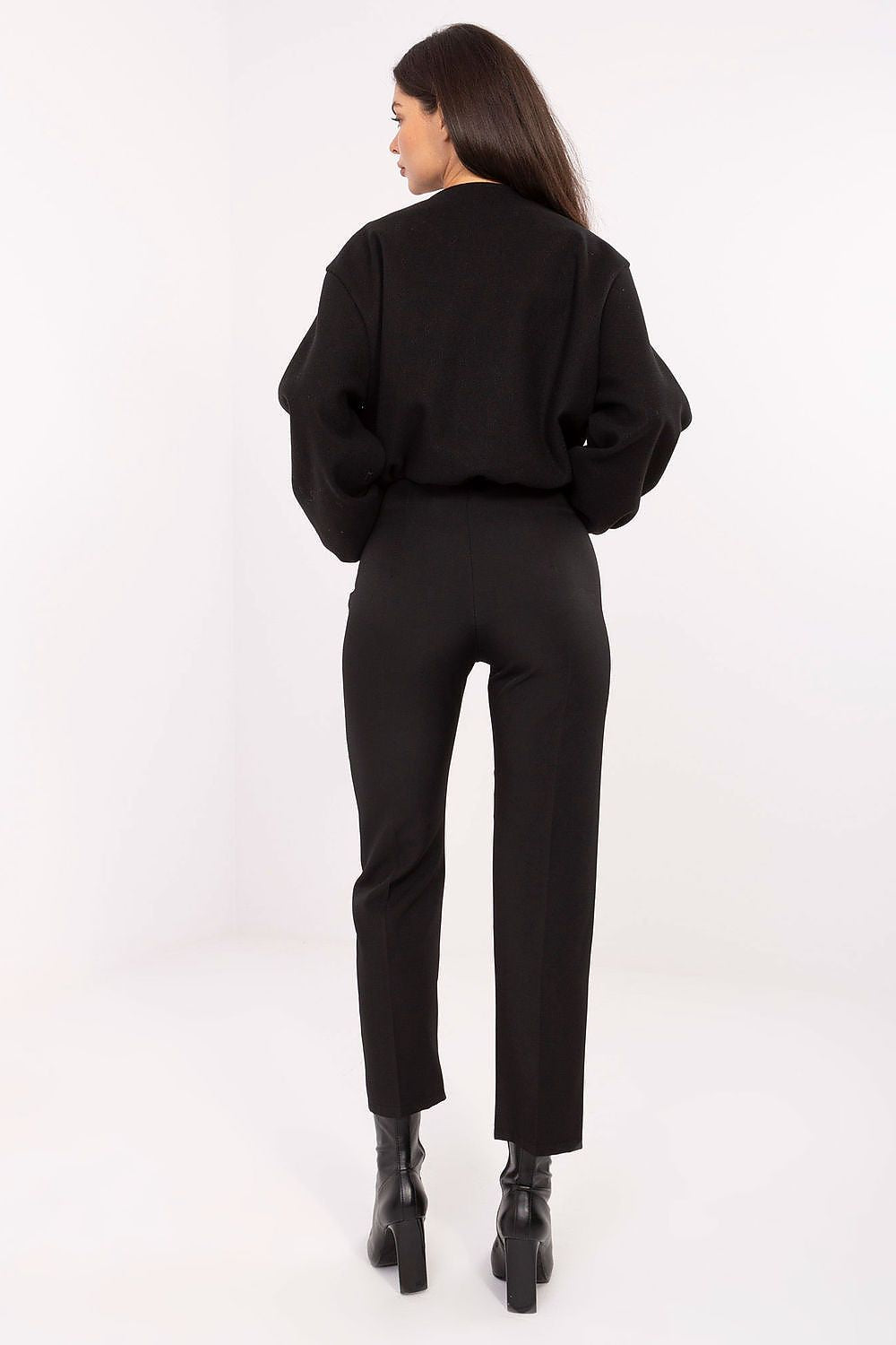 Versatile high-waisted trousers by Rue Paris, exemplifying elegance and comfort for both daily wear and special events.