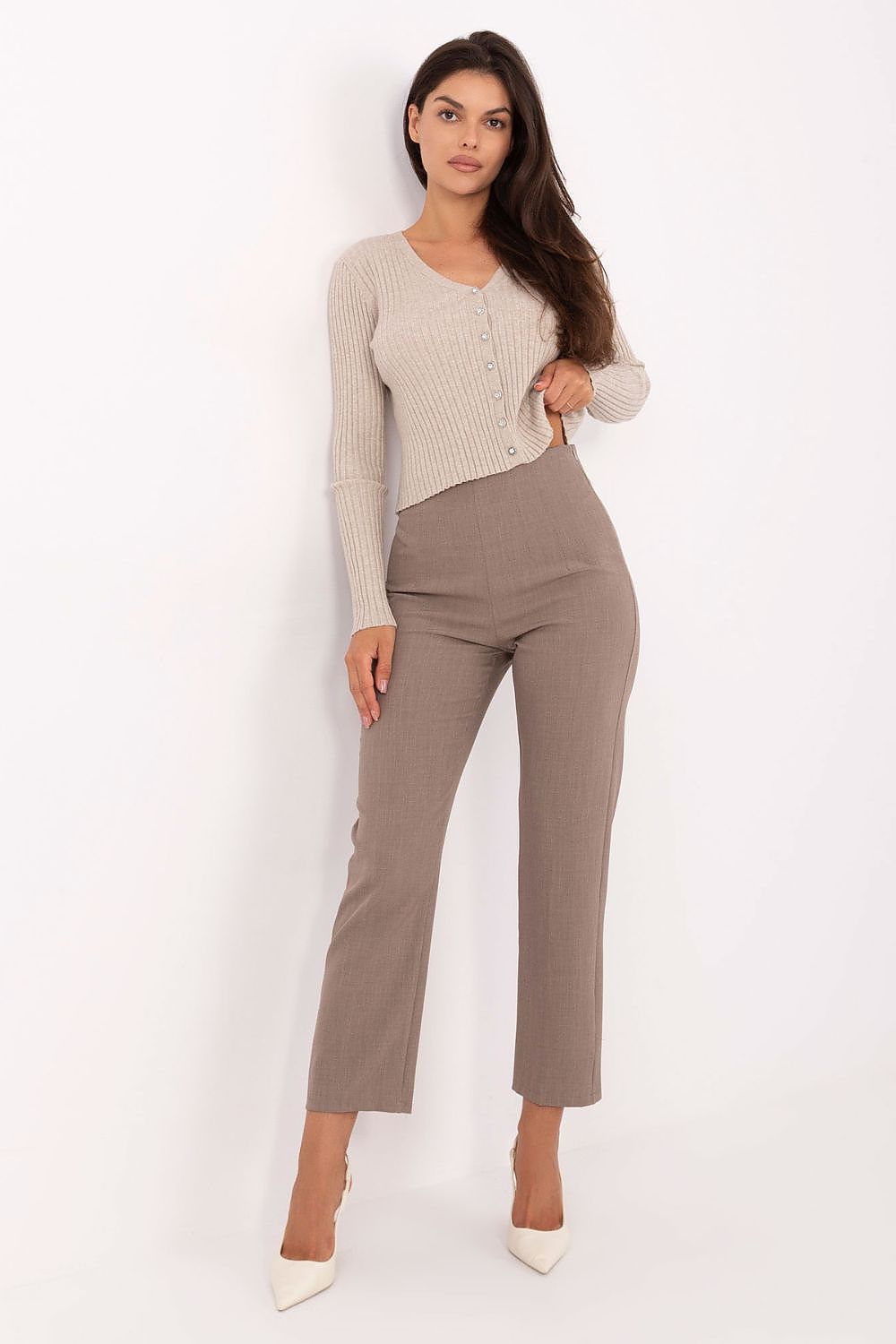 Luxurious tapered leg design of women's cigarette trousers from Rue Paris, perfect for formal and casual occasions.