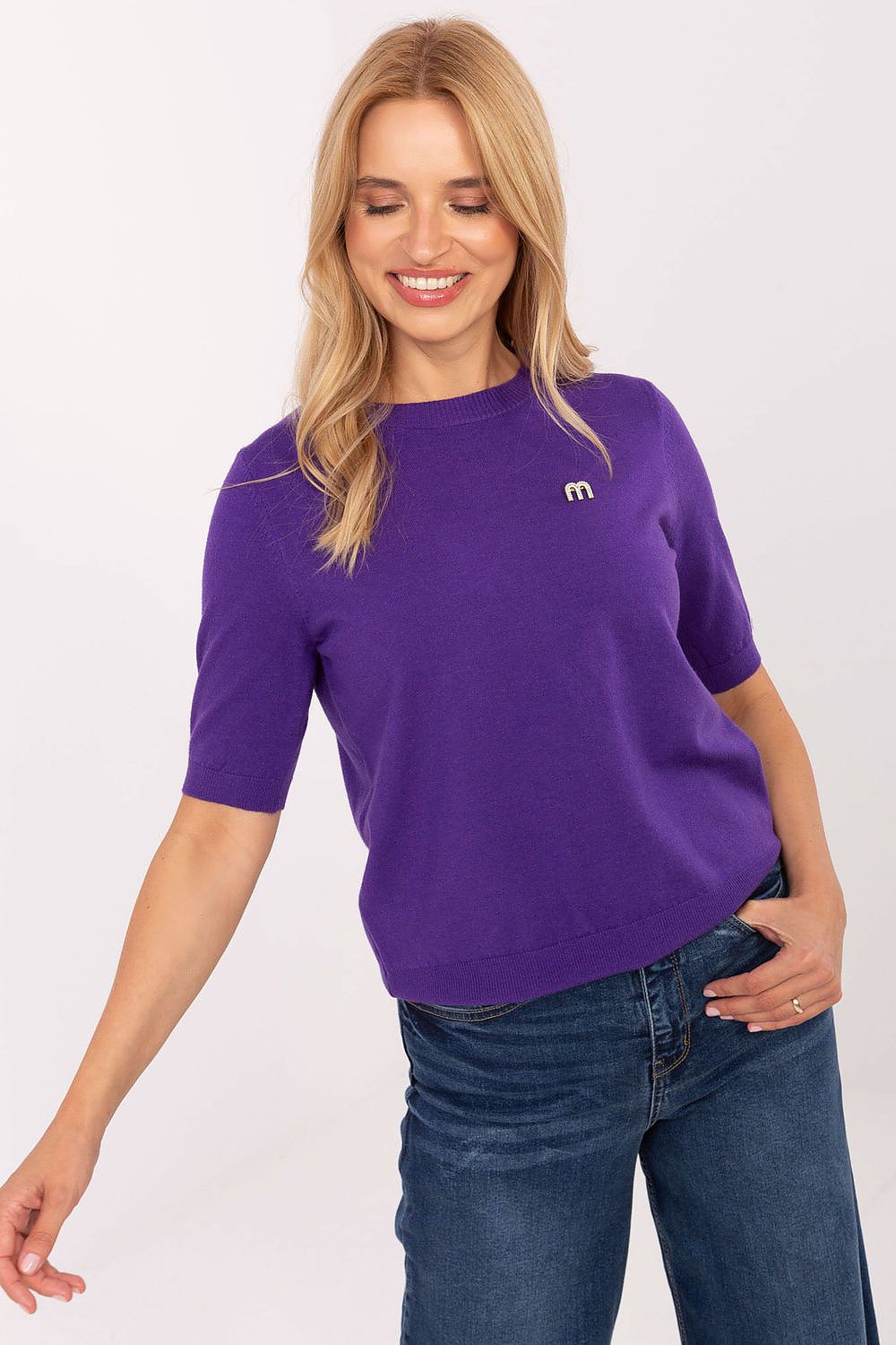 Luxury Women's short sleeve sweater in elegant brooch detail, perfect casual comfort by Factory Price.