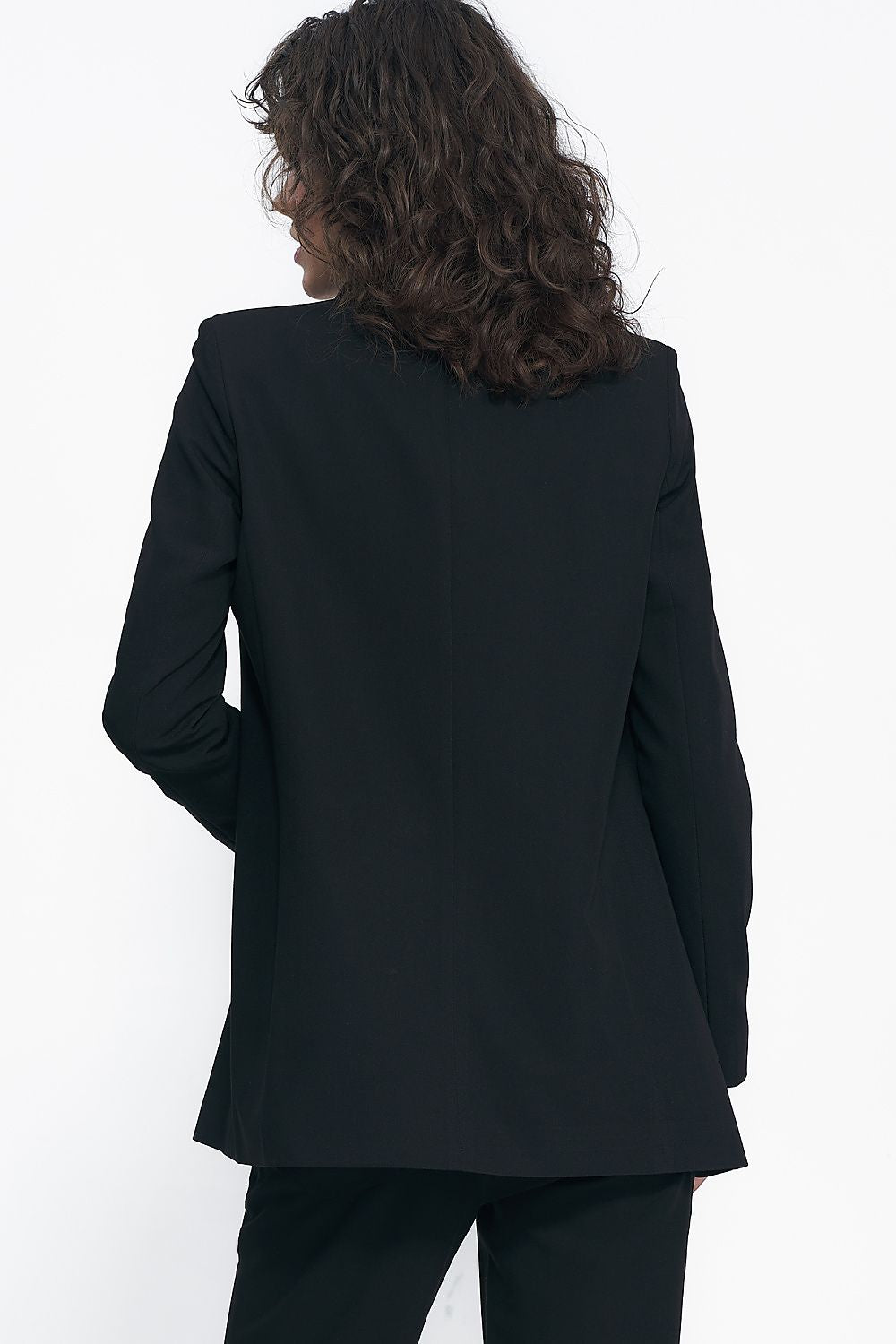 Front view of the luxurious Nife blazer jacket, featuring a modern fit that complements women's casual and professional wardrobes.