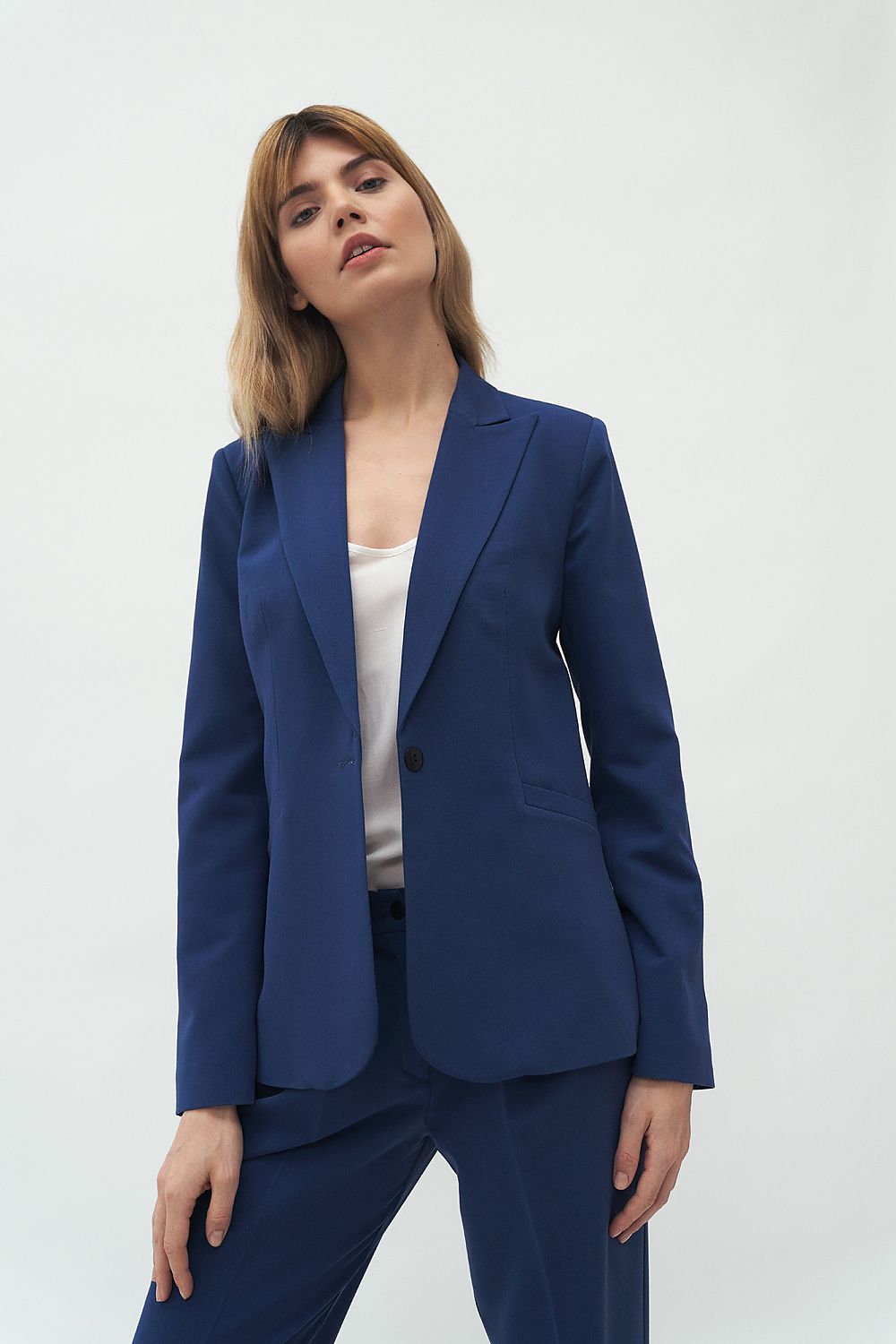 Luxury fitted blazer by Nife in elegant office wear style, showcasing a sleek silhouette and refined design.