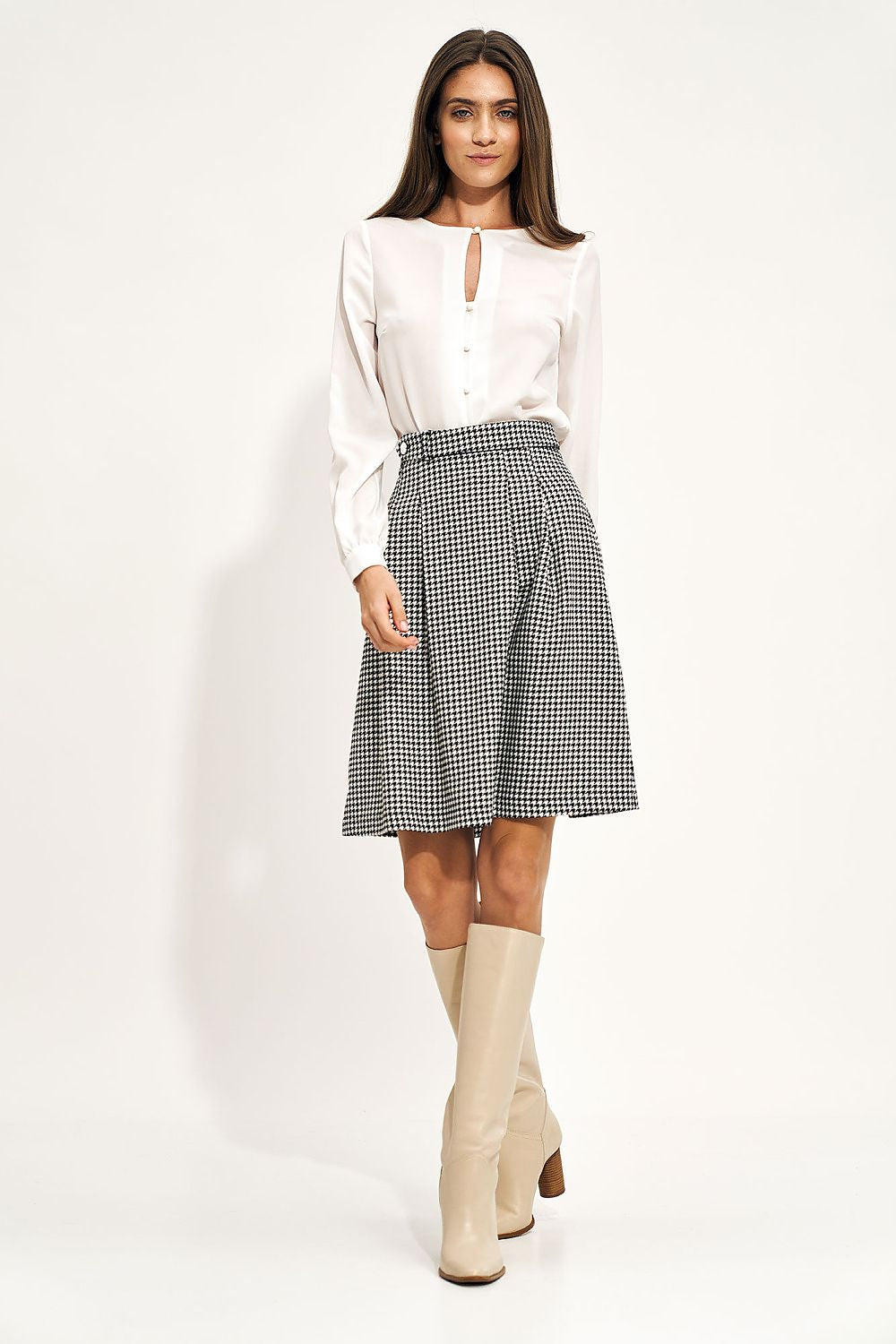 Fashion-forward high-waist skirt by Nife, designed with a flattering fit and expandable feature, ideal for mixing and matching for stylish ensembles.