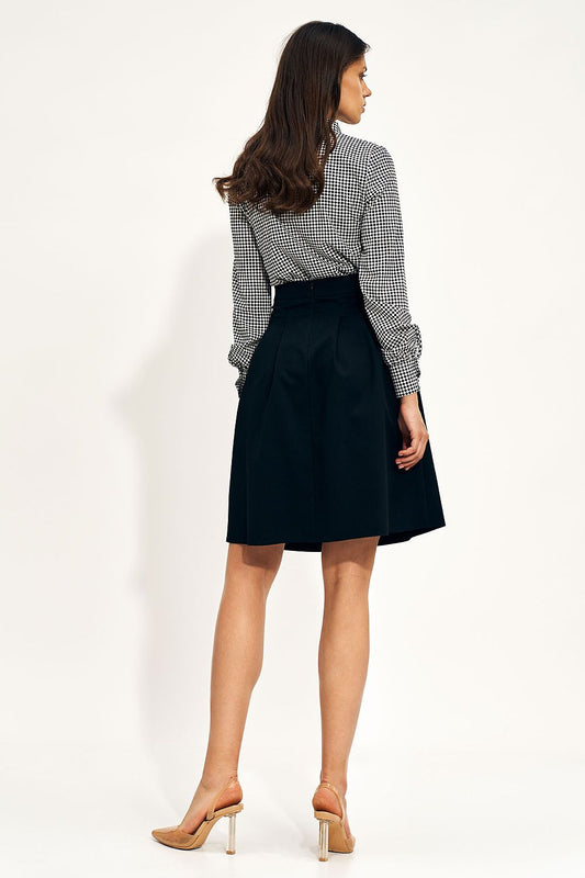 Elegant Nife high-waisted skirt displayed with a stylish belt, ideal for versatile outfits from professional to everyday settings.