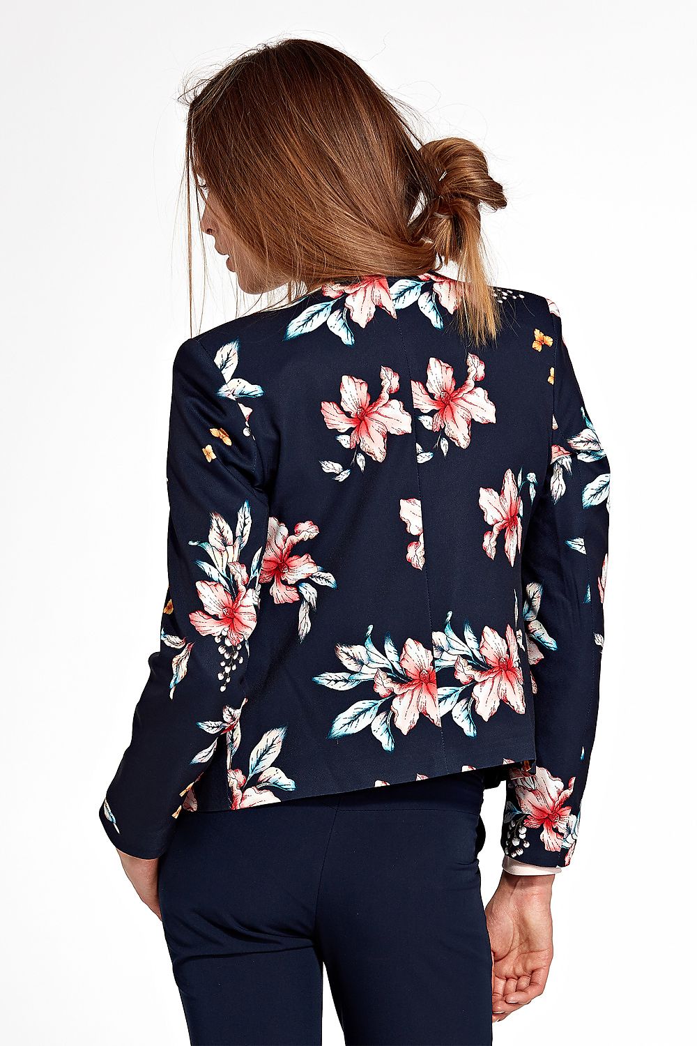 Luxury short jacket by Nife with a stunning floral design, designed to complement outfits effortlessly while providing a tailored fit in EU sizes 36 to 44.