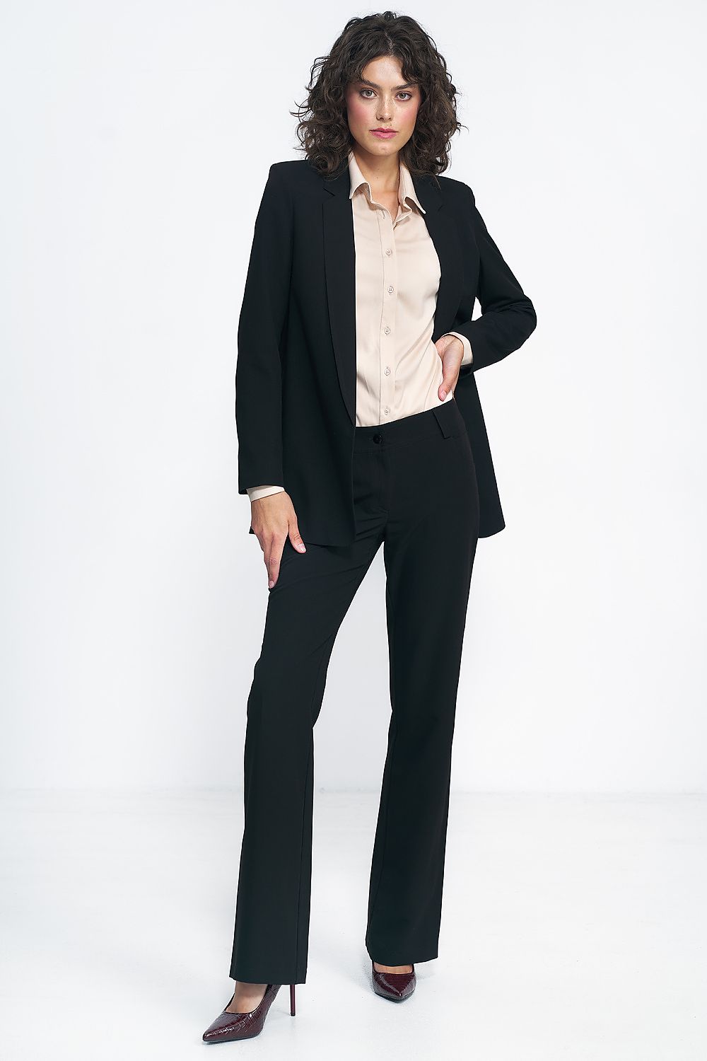 Nife women's bootcut pants in classic black, expertly tailored for comfort and style, suitable for various outfit combinations at the office.