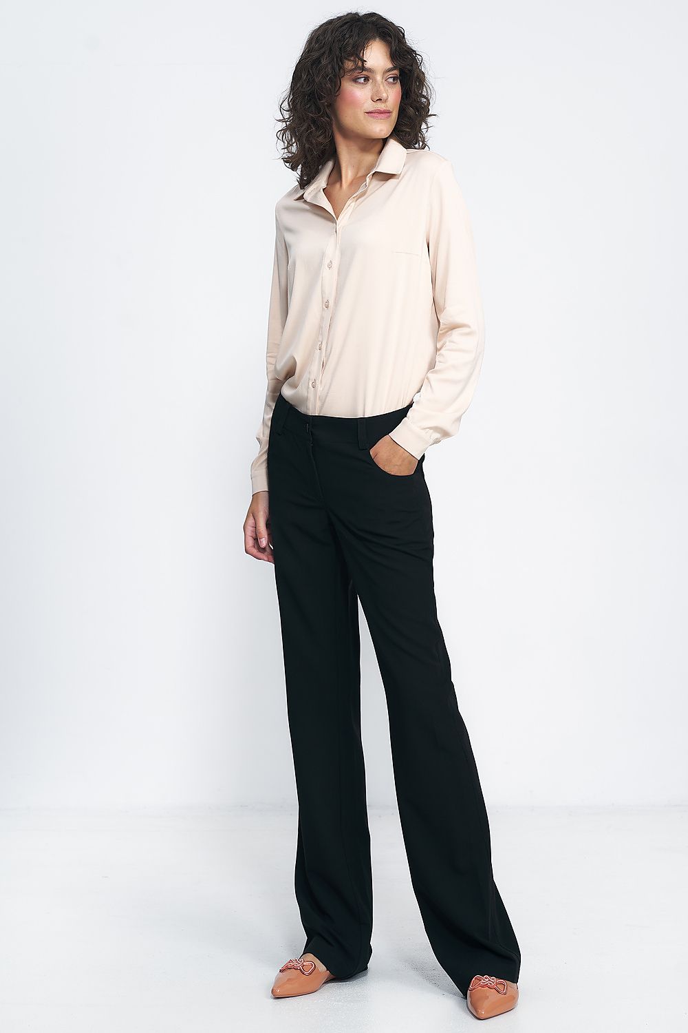 Nife elegant bootcut trousers displayed on a mannequin, highlighting their flattering silhouette and versatile fit for women's professional attire.