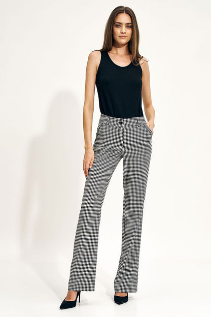 Elegant houndstooth flare trousers for women by Nife, perfect for office style, showcasing a sophisticated pattern with flared legs and a fitted silhouette.