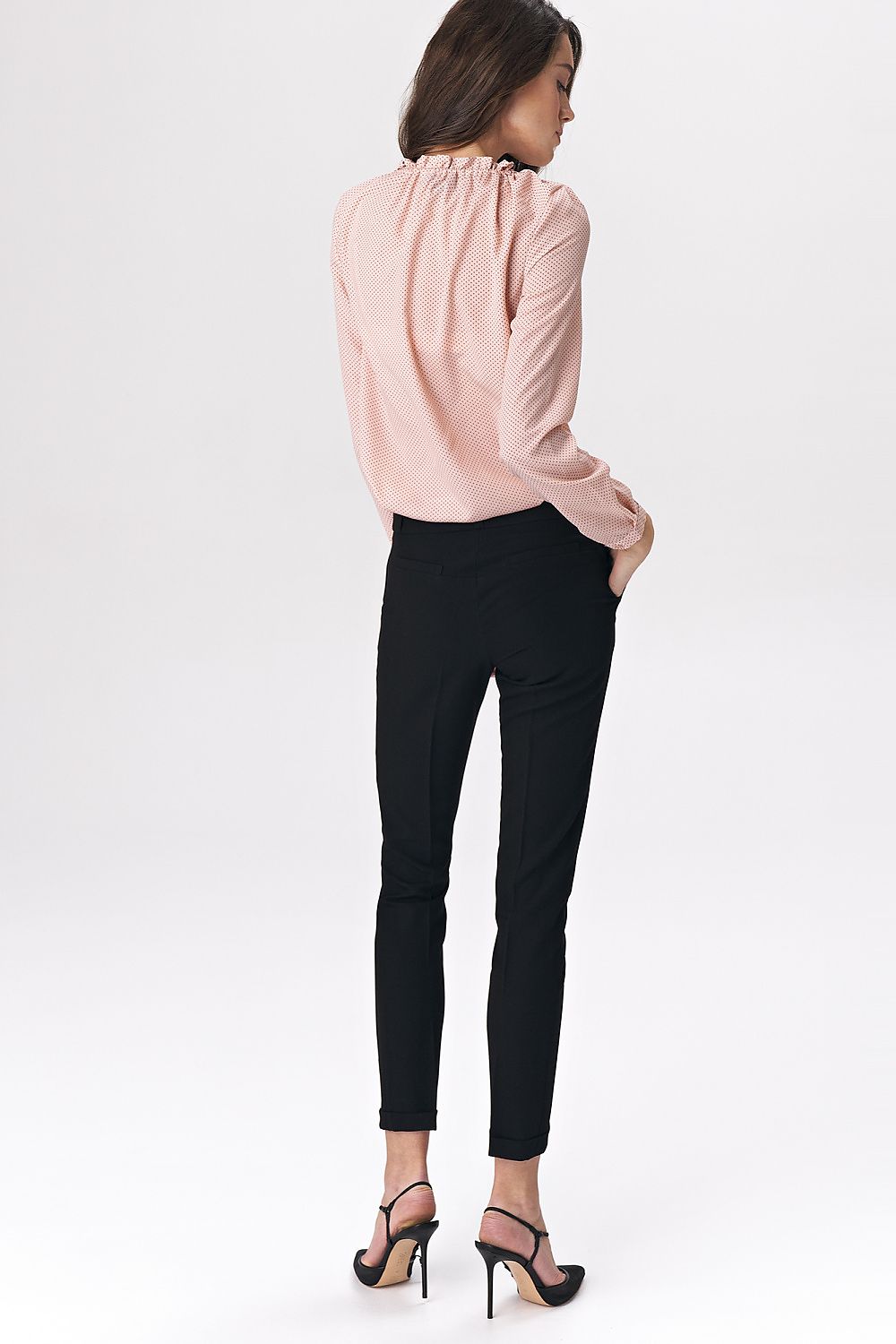 Chic and comfortable black trousers for women by Nife, blending formal elegance with a contemporary snap fastening detail.