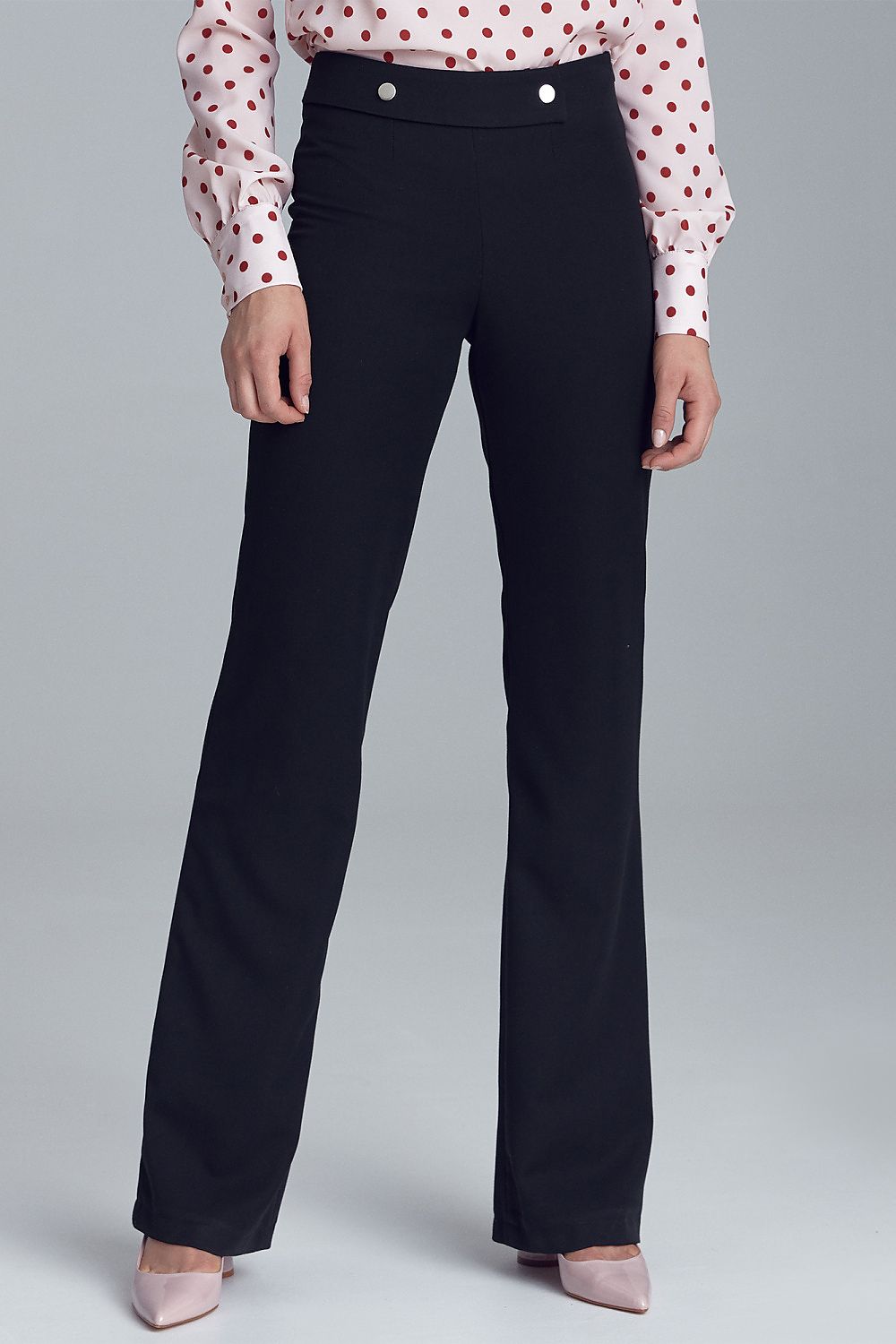 Elegant women's black trousers with decorative buttons from Nife, ideal for office style and paired with blazers.