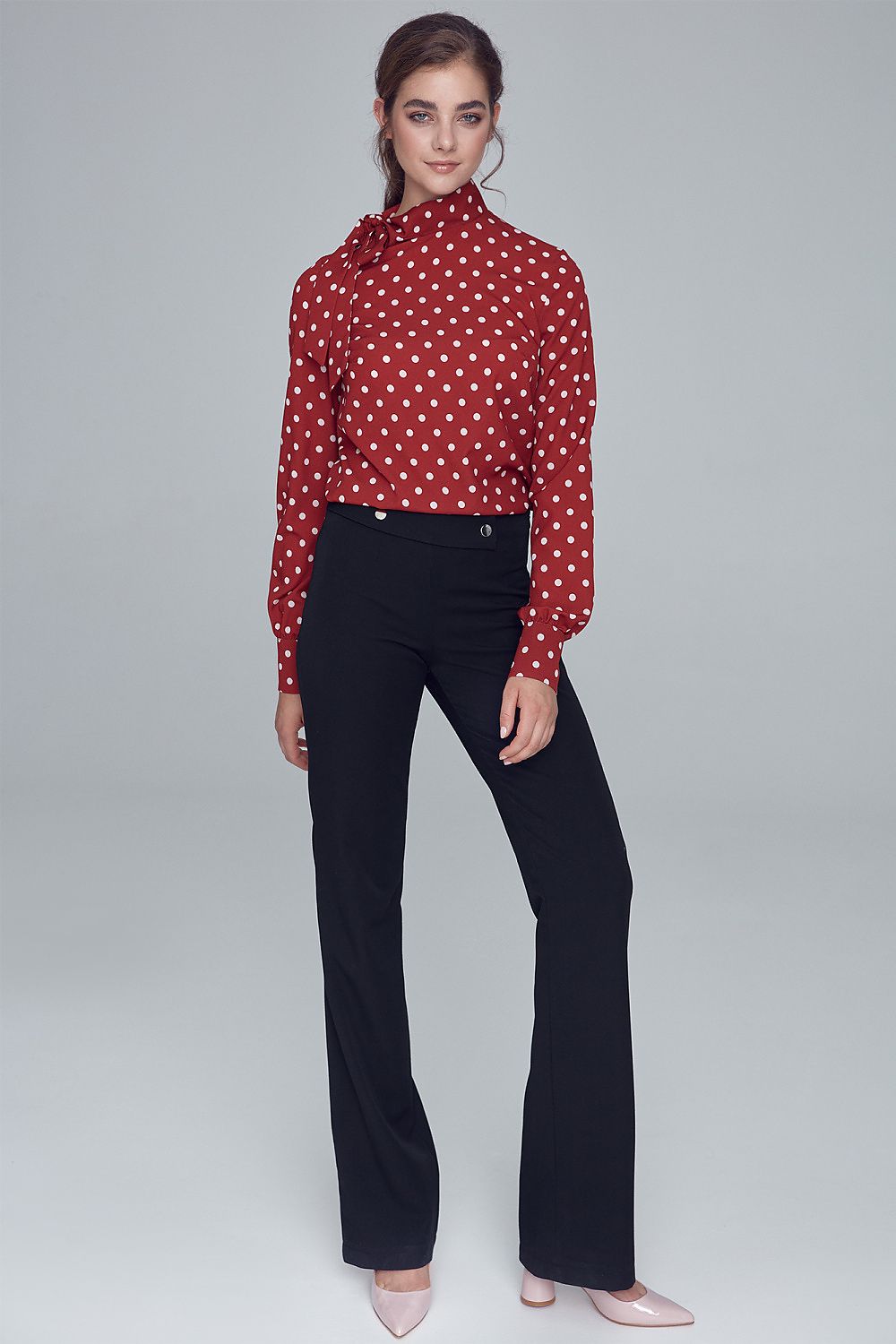 Fashionable women's black trousers from Nife, designed with decorative buttons, perfect for stylish office attire.