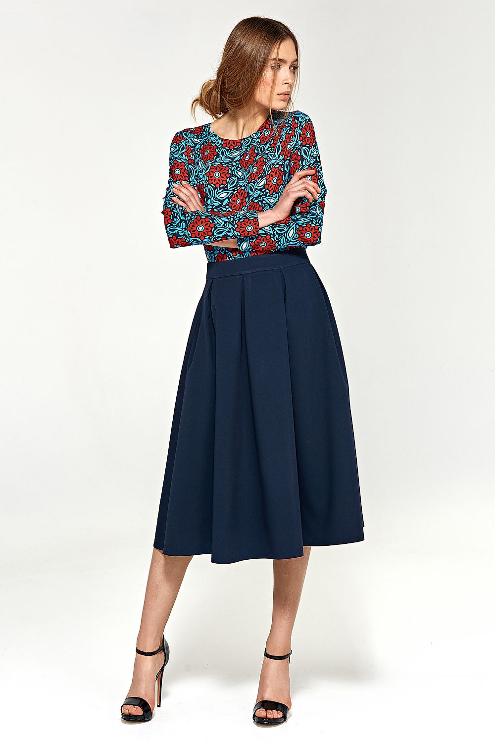 Luxurious flared midi skirt by Nife, featuring exquisite pleats and convenient side pockets, showcased in elegant styling.