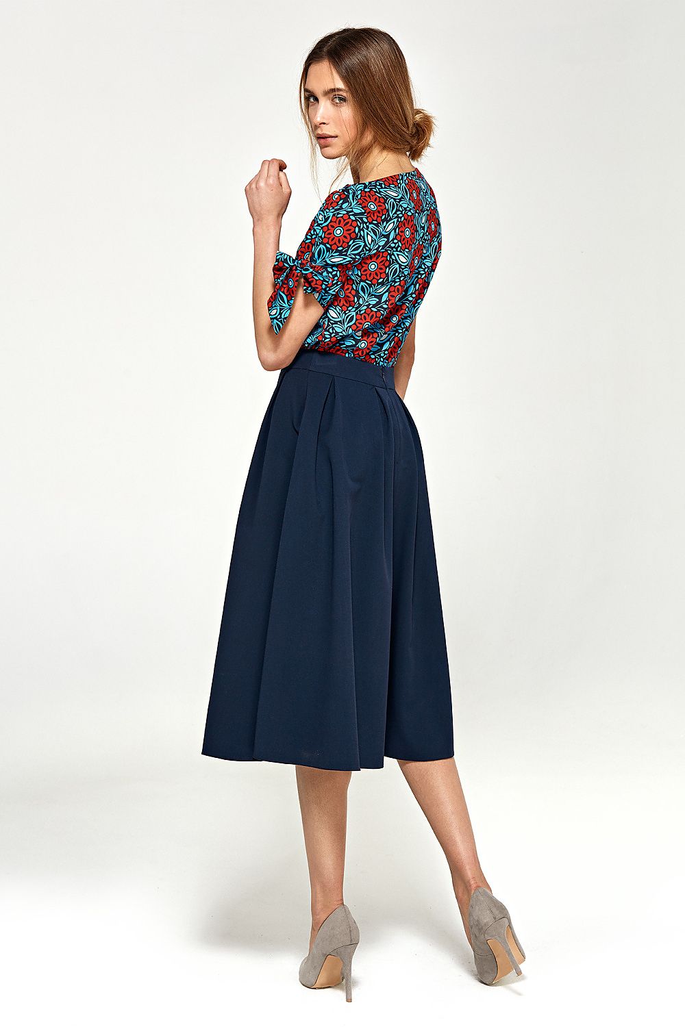 Elegant Nife flared midi skirt, crafted from high-quality materials, highlighting the sophistication of hidden pockets.