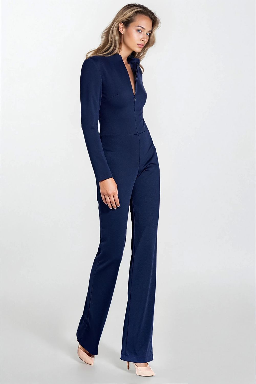 Sophisticated Nife women's jumpsuit with a flattering silhouette, designed with long sleeves and a front zipper for an alluring neckline, available in sizes EU 36-44.