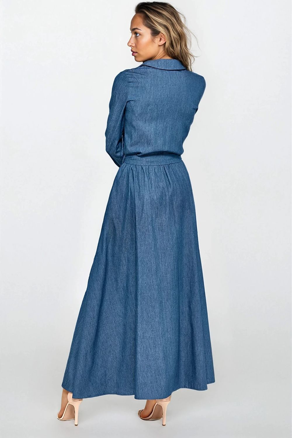 Sophisticated long-sleeve denim maxi dress by Nife with elegant collar and pockets, designed for comfort and classic style.