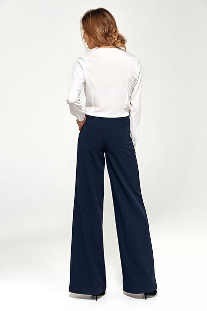 Elegant Nife navy blue palazzo pants in a luxurious design, featuring flared legs and practical pockets, perfect for a chic wardrobe.