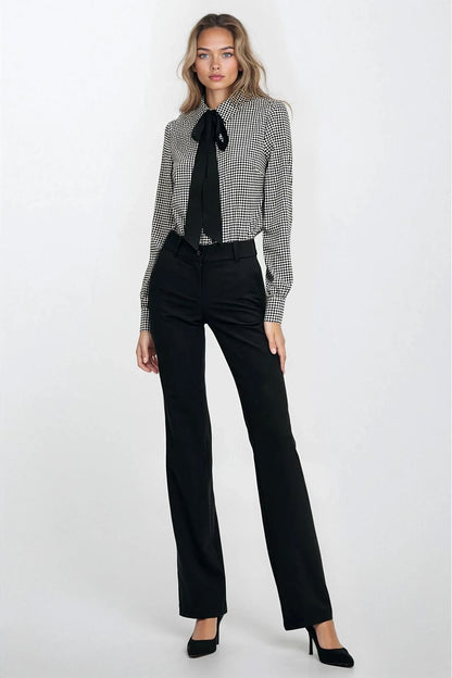 Stylish design of Nife's long sleeve shirt featuring a delicate bow detail, ideal for creating a polished office outfit.