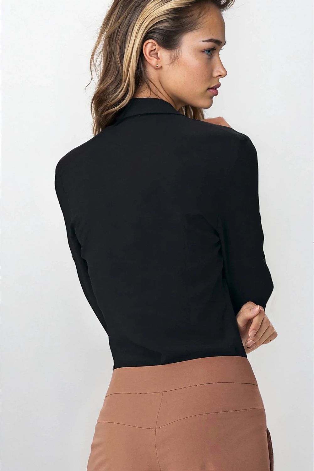 Close-up of the soft, high-quality viscose fabric used in Nife's Luxury Viscose Shapewear Body Shirt, emphasising luxury and comfort.