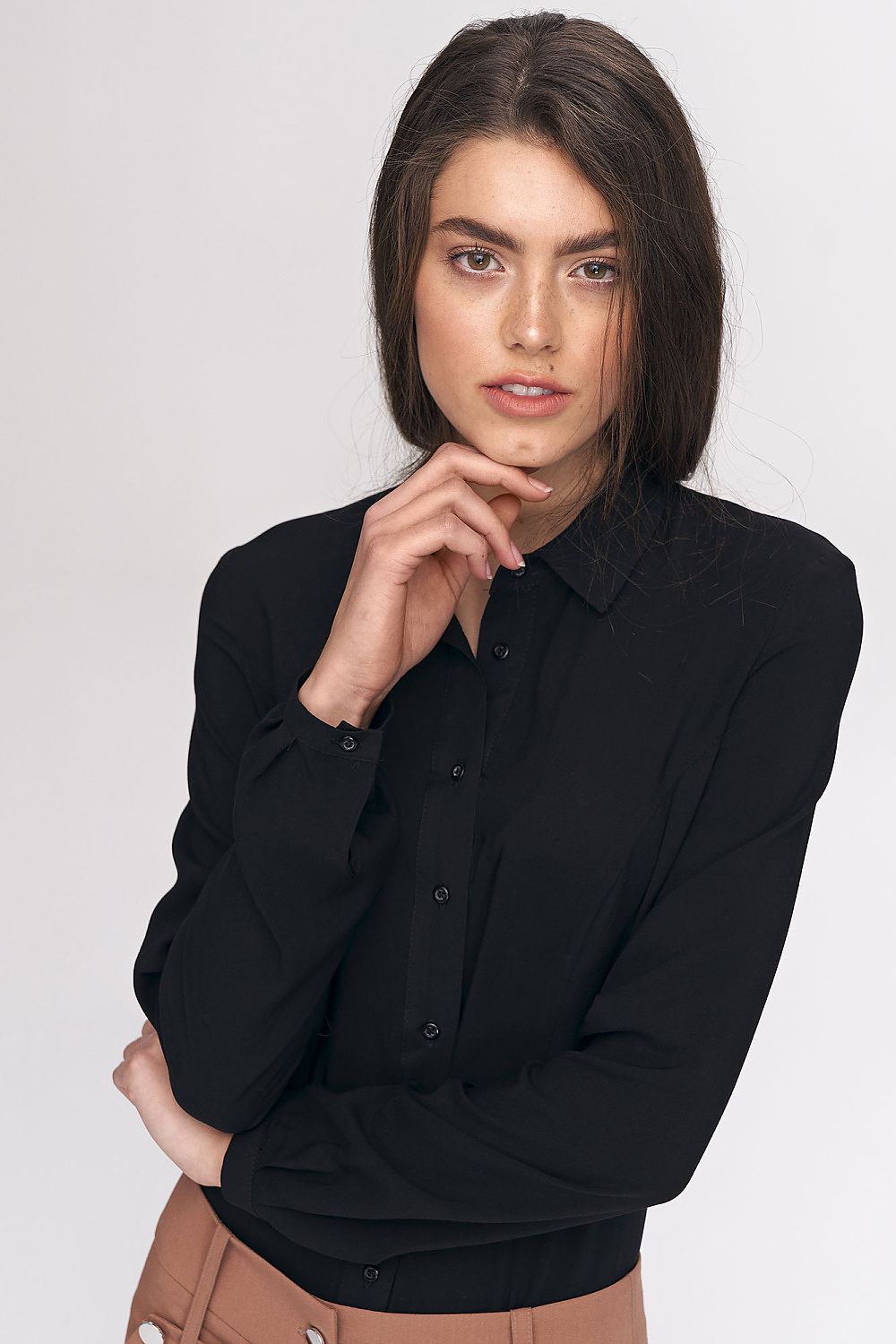 Nife Luxury Viscose Shapewear Body Shirt styled for a chic office outfit, demonstrating an elegant silhouette for EU sizes 34 to 42.