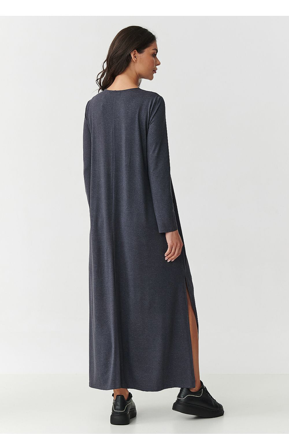 Chic Makadamia Maxi Dress in anthracite, combining elegance and comfort with its side slits and long sleeves, suitable for both casual and formal events.