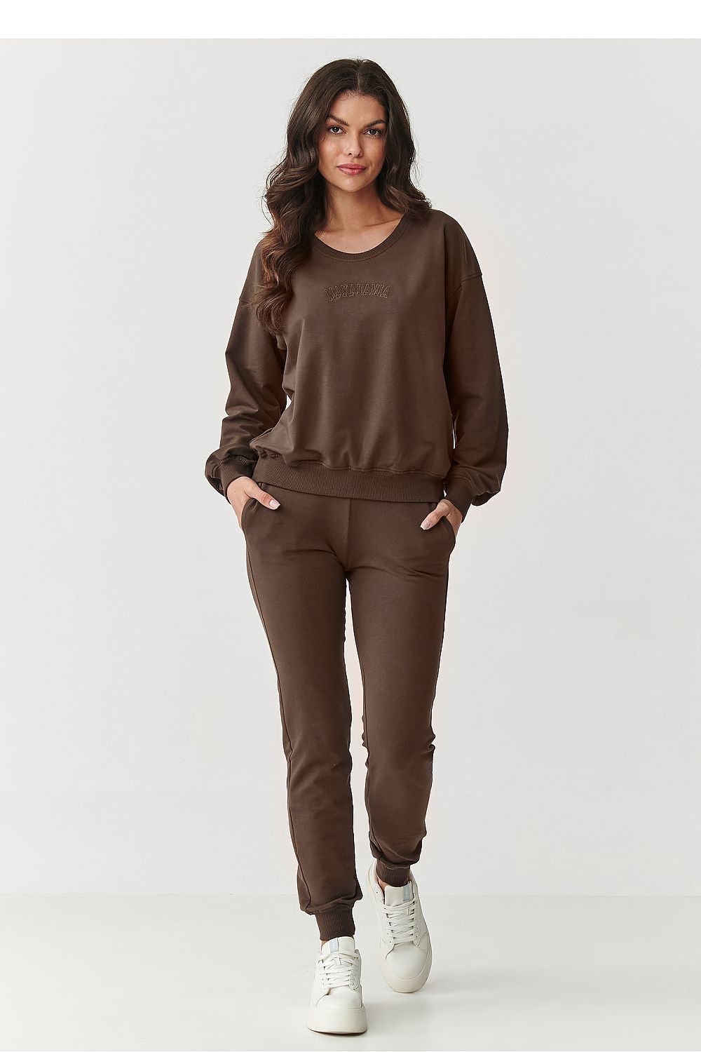 Stylish Makadamia tracksuit set featuring a loose sweatshirt and fitted pants, crafted for a perfect fit in sizes EU 36-46.