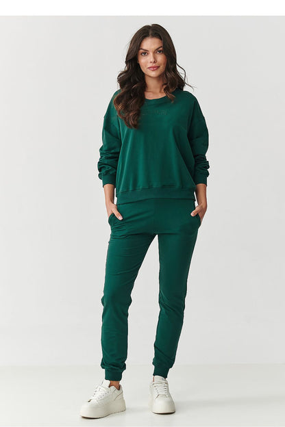 Chic Makadamia women's tracksuit displayed in soft fabric, perfectly designed for a contemporary look while ensuring comfort and functionality.