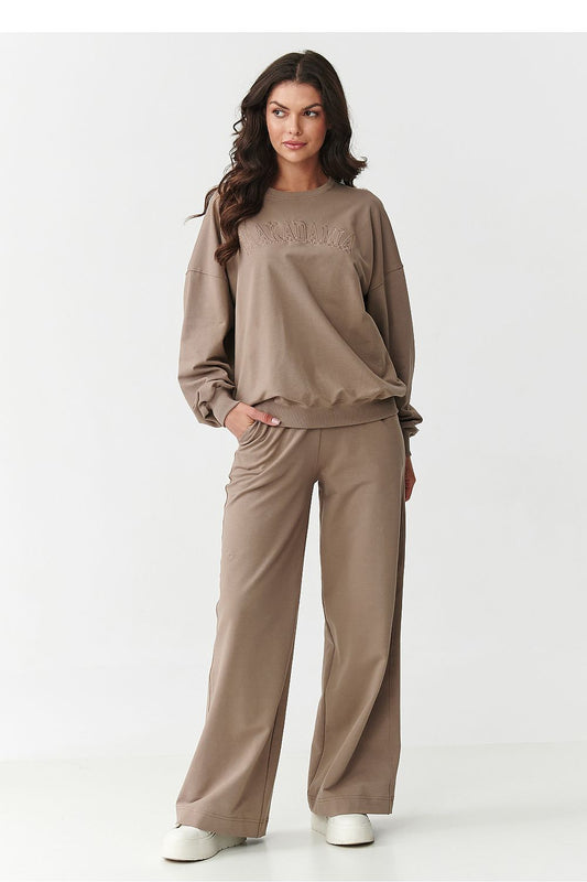 Luxurious women's tracksuit set by Makadamia featuring an embroidered logo, wide-legged pants, and a relaxed fit for casual comfort, perfect for everyday wear and stylish outings in EU sizes 36-40.