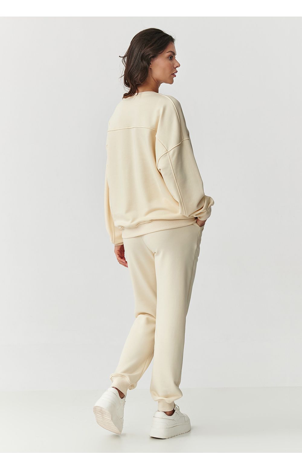 Elegant tracksuit made from high-quality cotton by Makadamia, designed with a loose fit and ribbed cuffs for relaxation and casual outings.