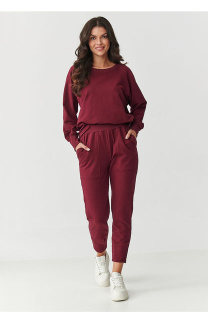 Chic Makadamia tracksuit trousers featuring practical large pockets and a flattering loose fit, ideal for everyday elegance.