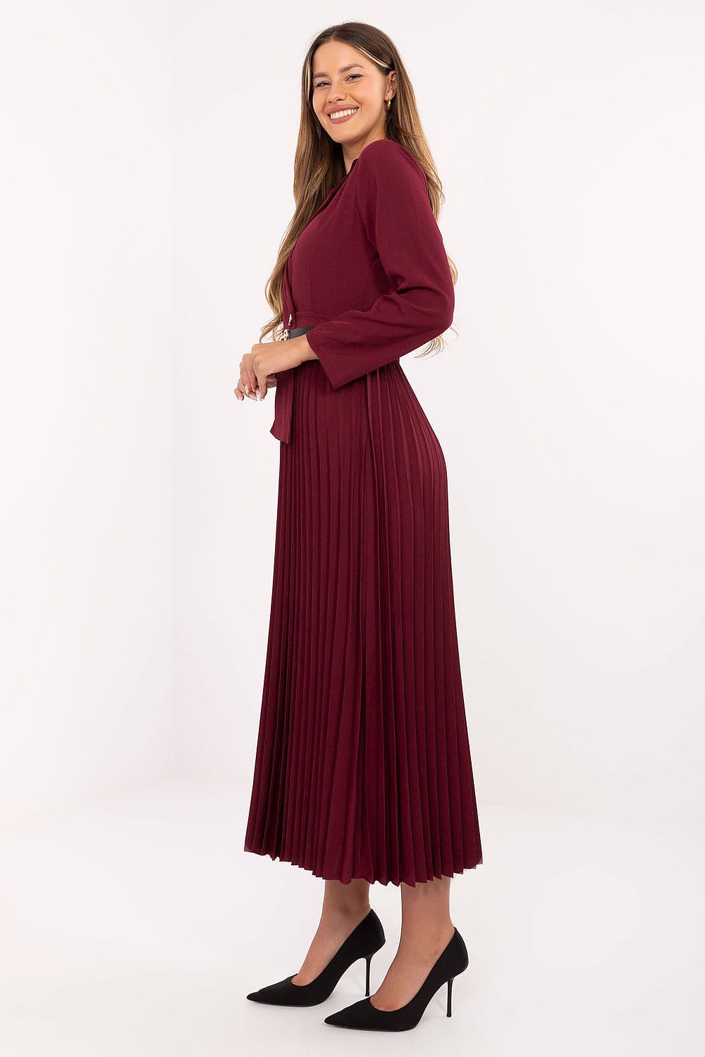 Flowing pleated skirt of an Italy Moda maxi dress, designed for elegance and femininity with a luxurious touch.