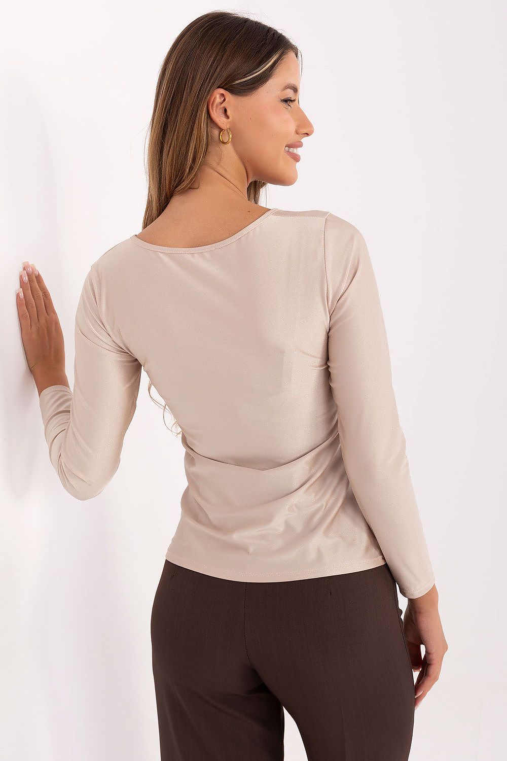 Women’s elegant Italy Moda blouse in EU size 0, made from a blend of viscose and polyester, ideal for business meetings.