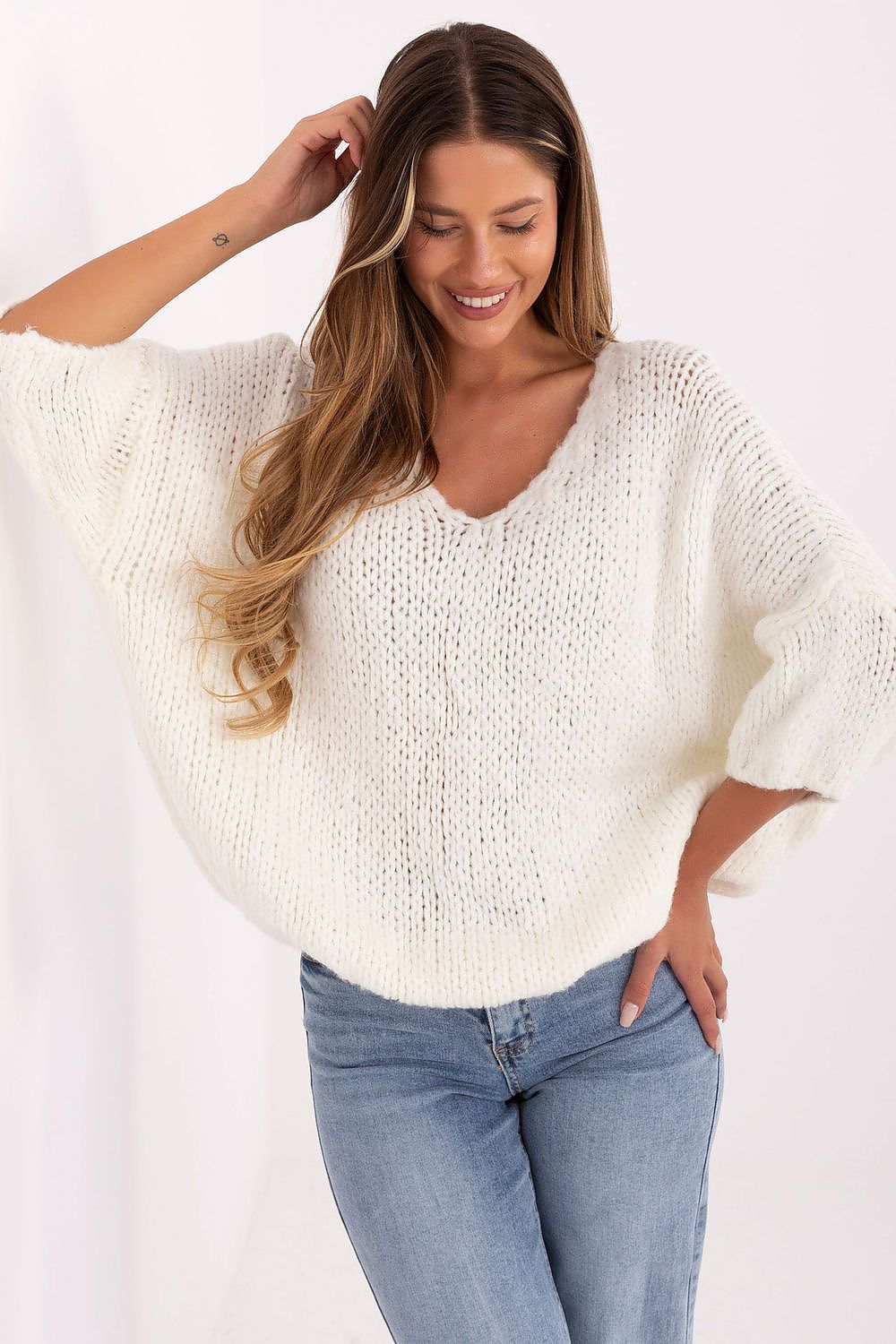 Close-up of the unique texture of the Italy Moda women's oversized V-neck sweater, featuring a comforting alpaca and polyacrylic blend.
