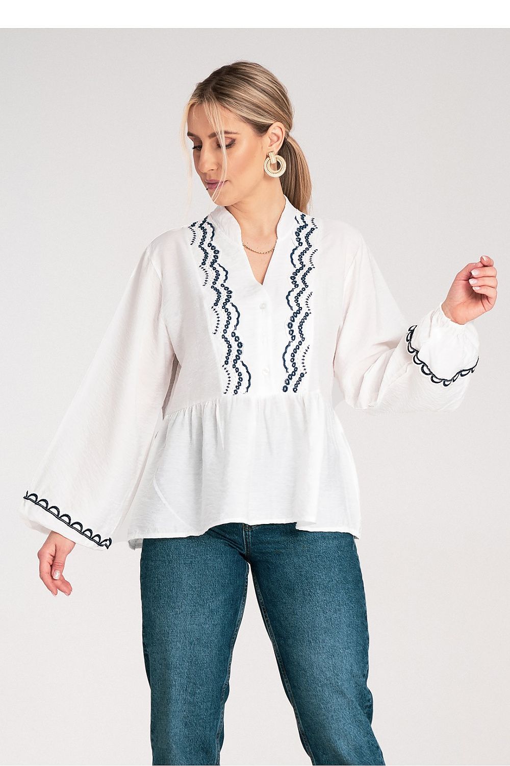 Luxury Figl Blouse - Elegant viskose blend blouse in EU S/M and US S/M sizes, showcasing sophisticated design and premium quality.