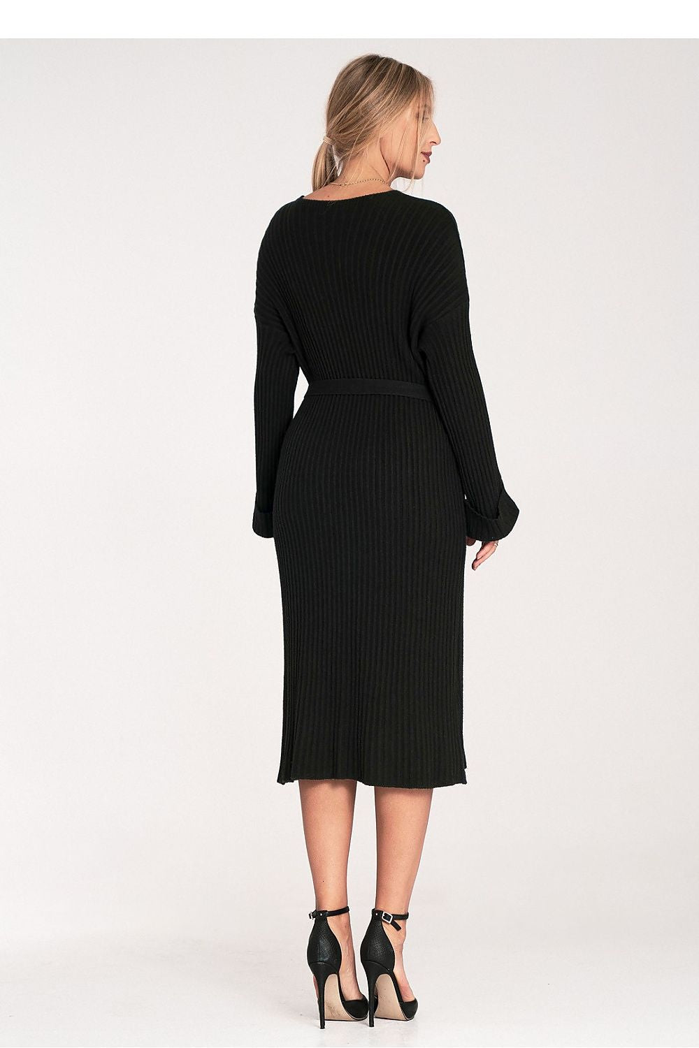 Close-up of the luxurious fabric of the Figl daydress highlighting its soft texture and elegant drape, perfect for refined occasions.