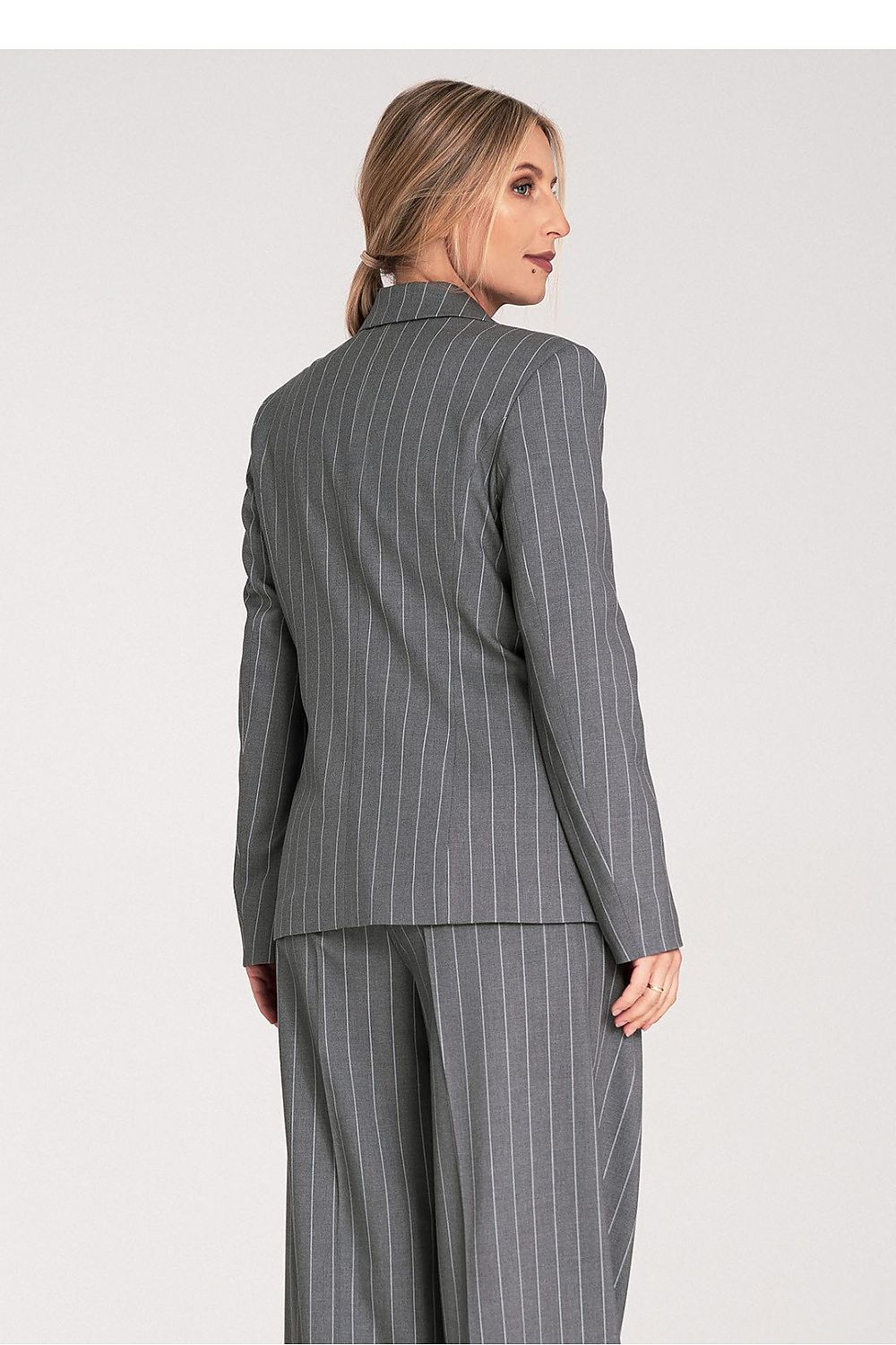 Model wearing the elegant Figl jacket, styled for an upscale look, perfect for chic occasions.