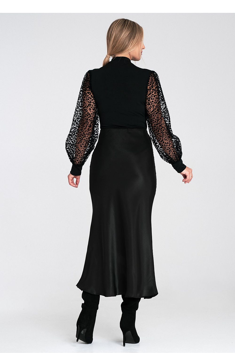 Elegant Figl shapewear, highlighting the premium soft fabric and tailored design for a smooth silhouette.