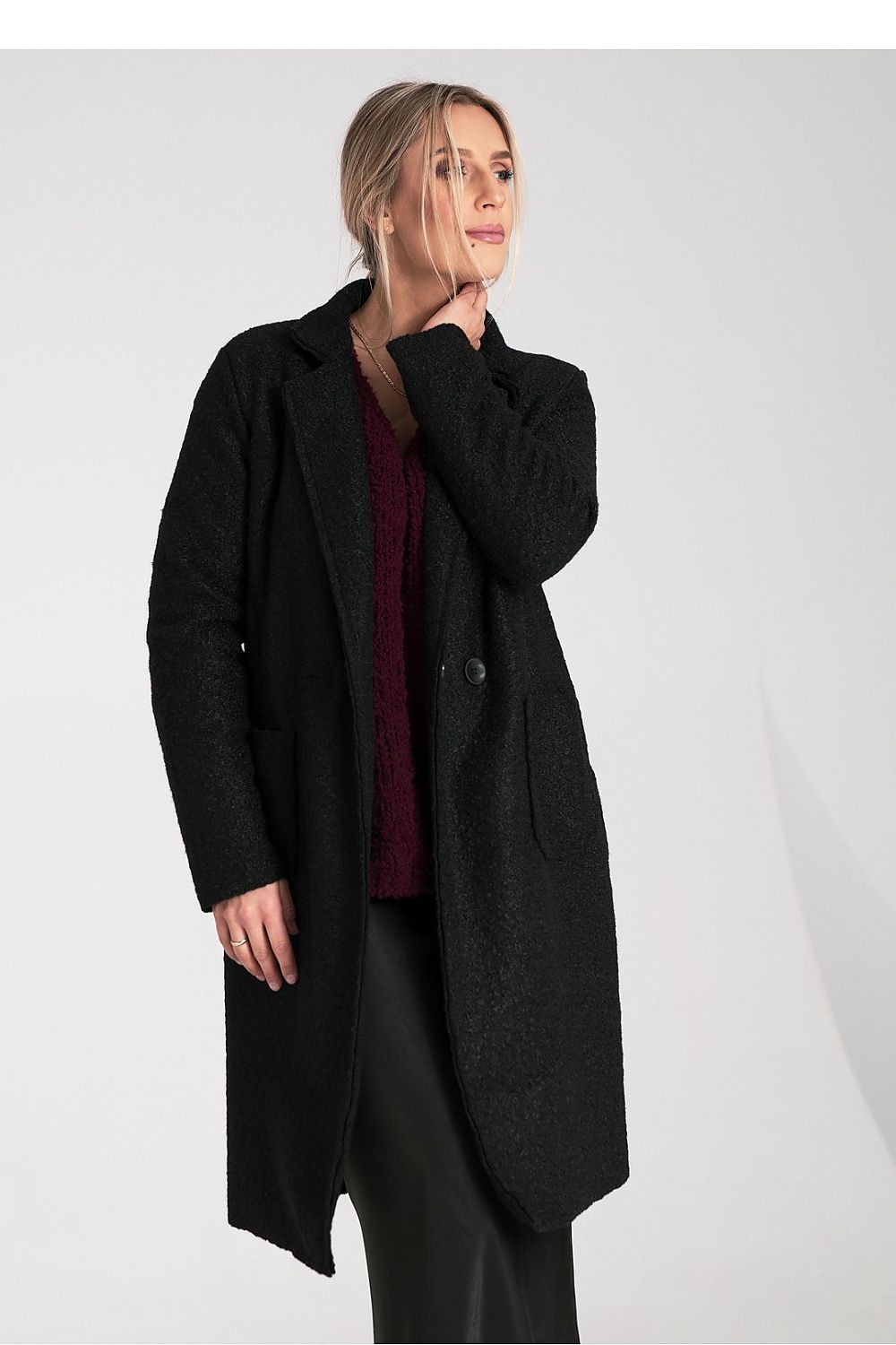 Luxury Figl Coat in elegant design, crafted from 100% polyester, ideal for formal events and stylish occasions.