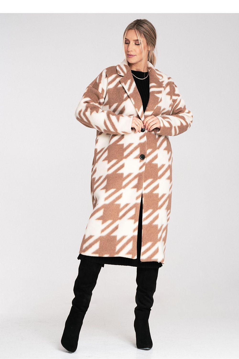 Chic styling with a luxury long coat by Figl, featuring EU size 0, highlighting its flattering fit and exquisite tailoring.
