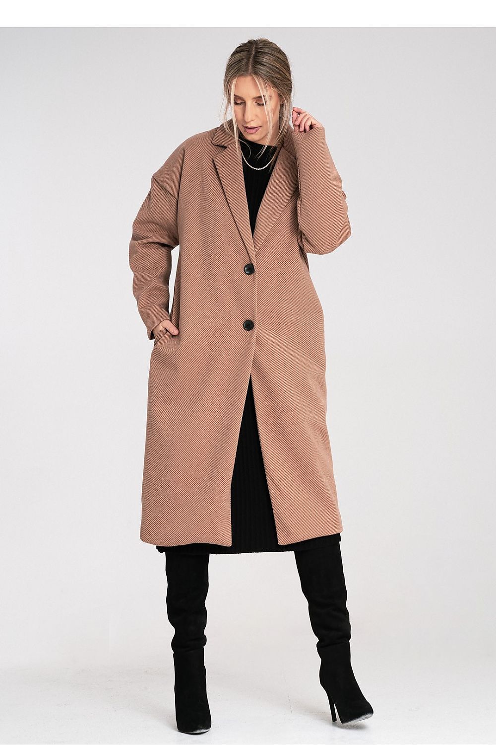 Luxury Figl coat in elegant fit, made from 100% polyester, showcasing chic design, perfect for sophisticated style.