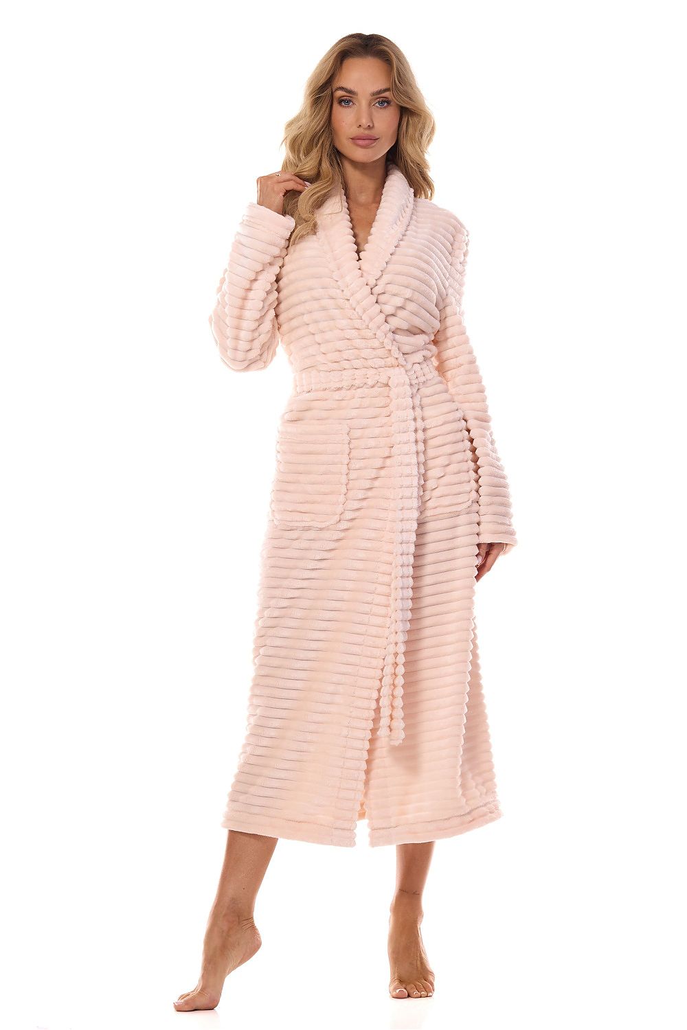 L&L Collection premium polyester bathrobe available in EU size M, featuring a chic style perfect for comfort and relaxation.