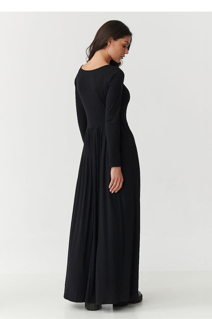 Model wearing the Makadamia luxurious daydress, demonstrating effortless style and comfort in a fashionable setting.