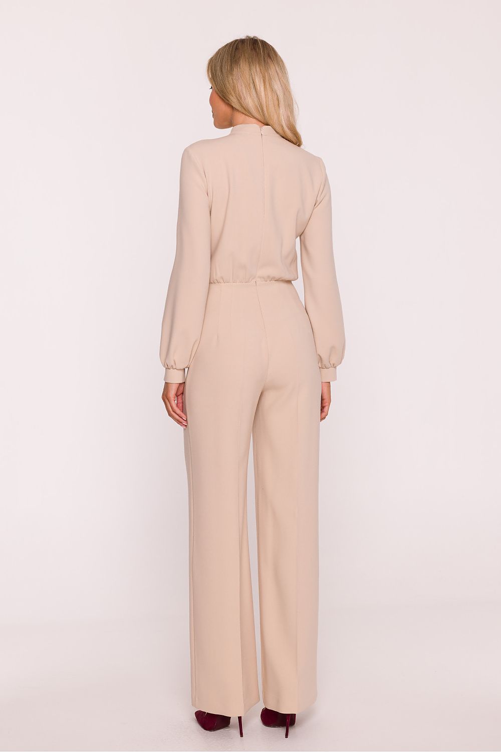 Refined jumpsuit by Stylove with a defined waist and straight legs, seamlessly blending classic elegance with modern design, made wonderfully in Poland.