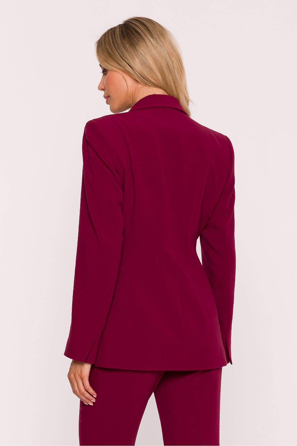 Elegant women's blazer by Stylove, featuring a tailored silhouette and classic collar with hand-finished lapels, perfect for formal occasions.