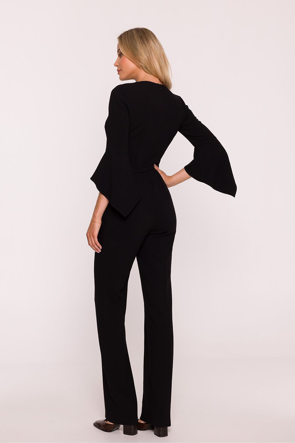 Beautifully fitted Stylove women's jumpsuit with a slender silhouette, complementing the feminine figure with an elegant belt and ruffled sleeves.