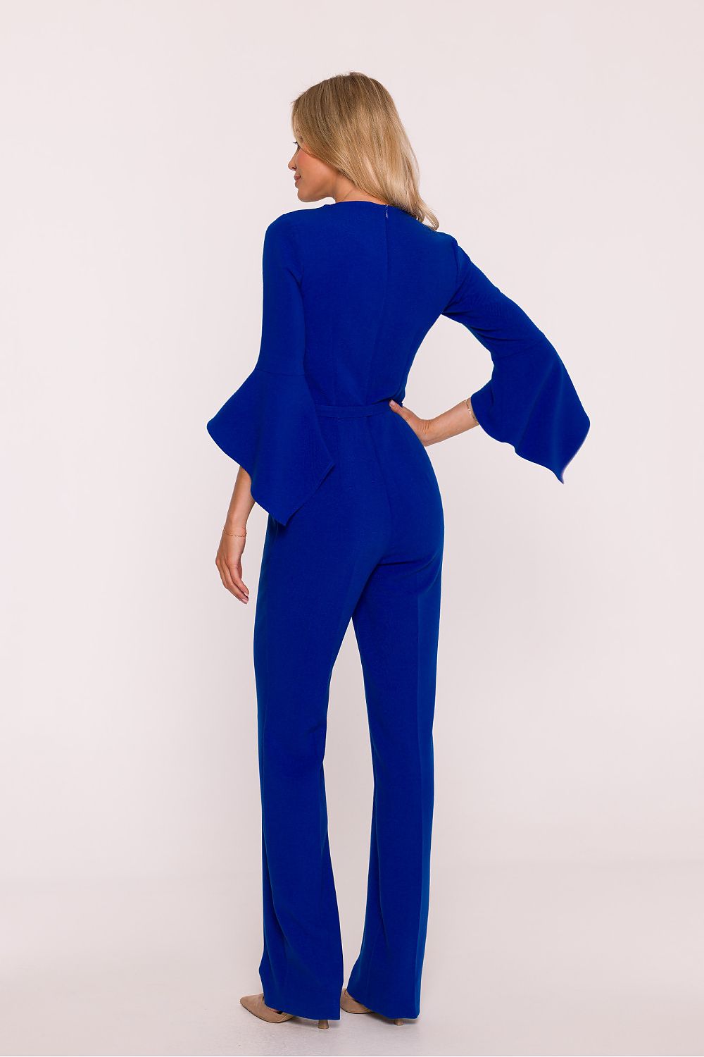 Stylove's luxurious women's jumpsuit in various sizes, illustrating the elegant cut and refined fabric choice for timeless style.