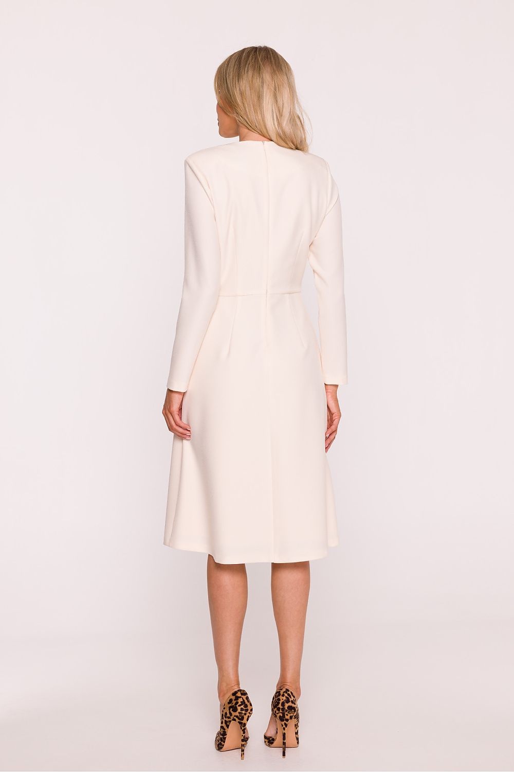 Stylove Elegant Daydress in a trapezoidal silhouette, perfectly tailored for a sophisticated fit suitable for various occasions.