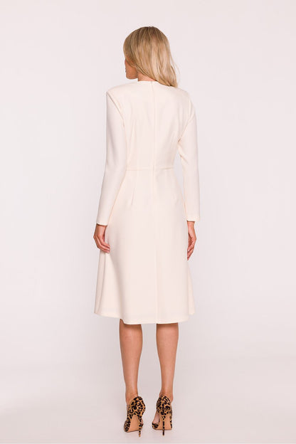 Stylove Elegant Daydress in a trapezoidal silhouette, perfectly tailored for a sophisticated fit suitable for various occasions.