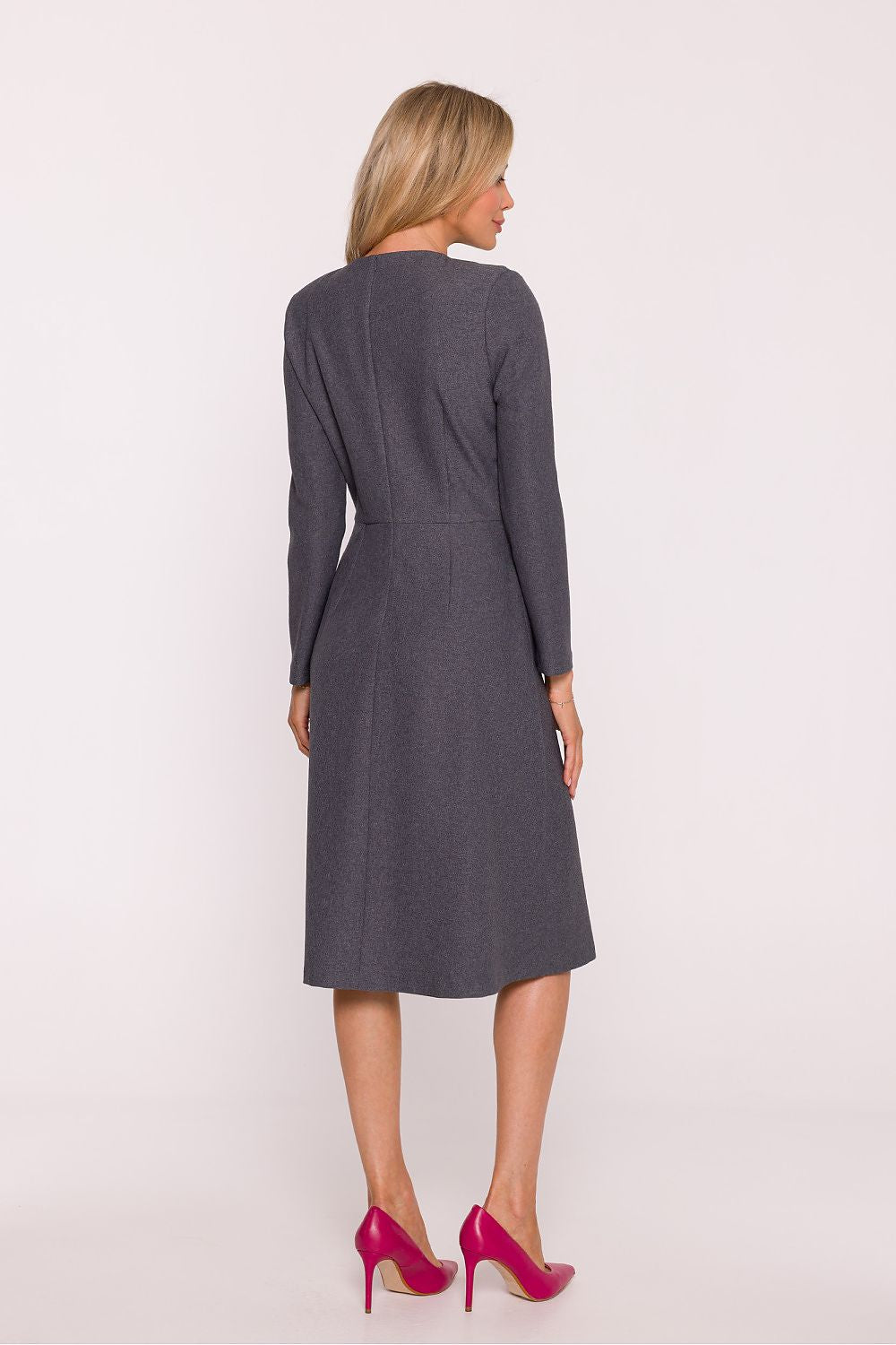 Stylove daydress showcasing the smooth fabric and classic long sleeves, designed for comfort and elegance.