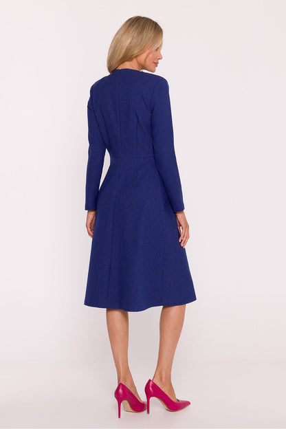 Close-up of Stylove daydress fabric and semi-circular neckline, showcasing luxurious material and exquisite design.